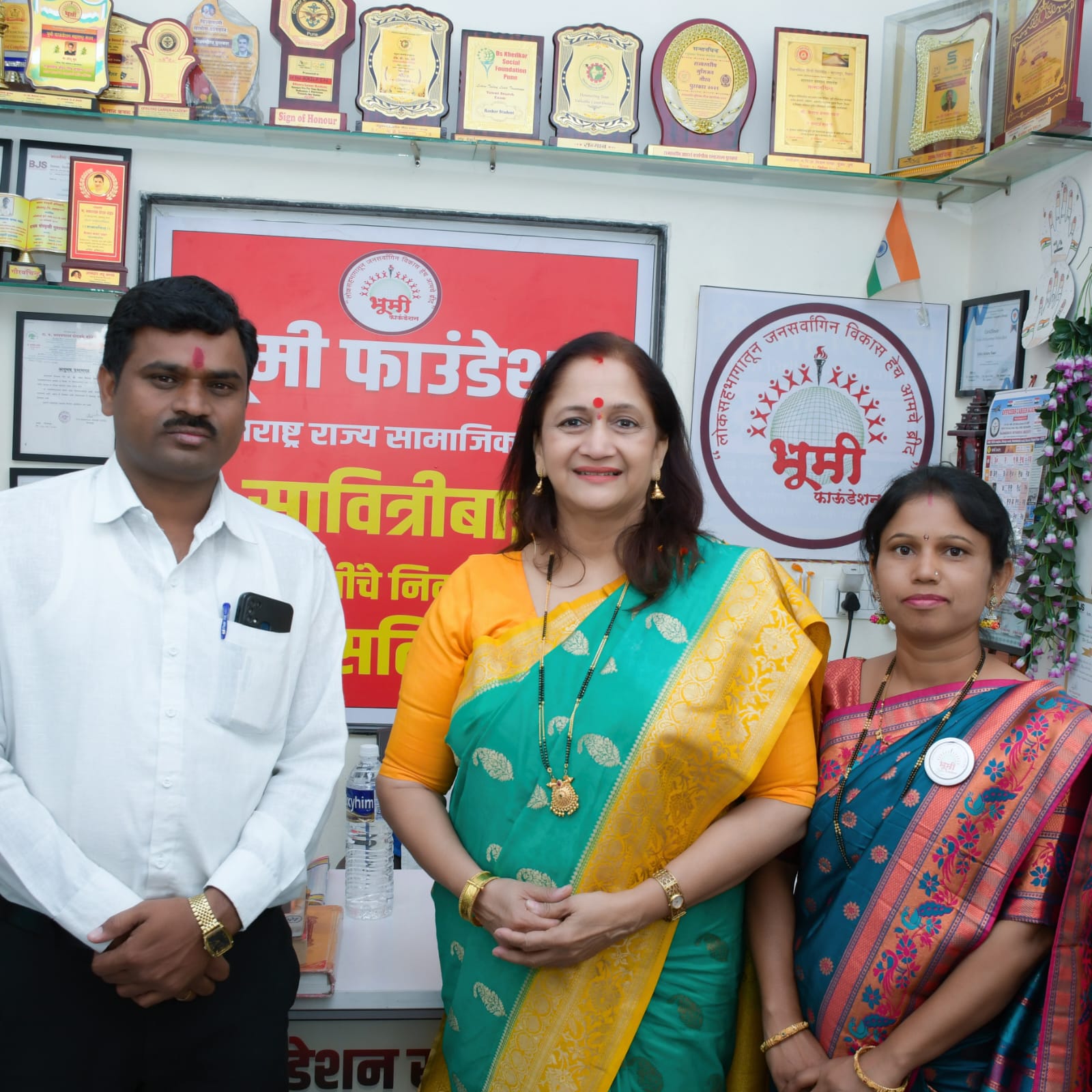 The inauguration of 'Samne' was performed by the renowned Marathi filmmaker Alka-tai Kubal.